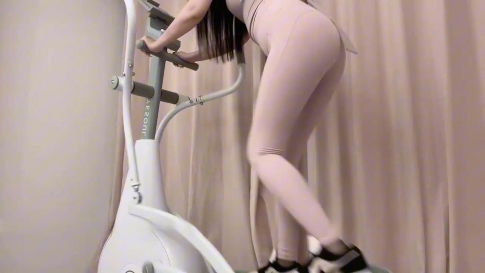 裤里丝一起健身 瑜伽服.mp4_20250602_220841.912.jpg 小一熟了 和小一一起健身 2V 670MB  第2张