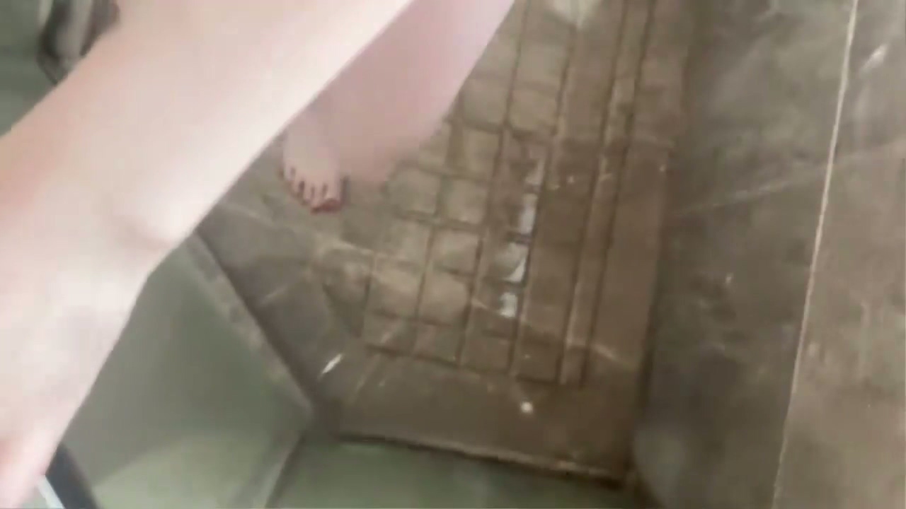 帮小妈洗澡.mp4_20251206_213101.516.jpg 婉儿别闹 超火福利帮小妈洗澡 2V 2.1GB  第1张